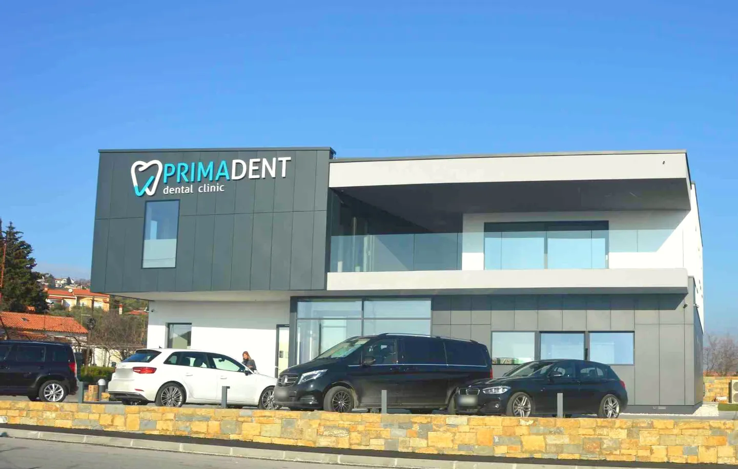 La sede della clinica Primadent a Scoffie di Sotto, con il parcheggio davanti all'ingresso.