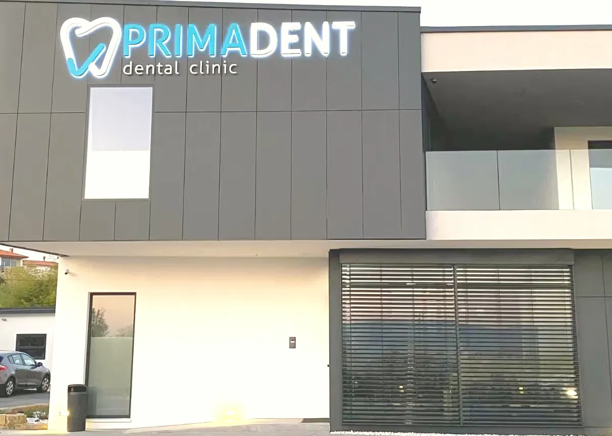 L'ingresso della clinica Primadent con l'insegna sulla facciata.